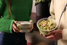 Το φαγητό on-the-go άλλαξε: 8 έτοιμες σαλάτες που κάνουν τη διαφορά
