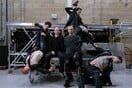 Οι Bullyache μετατρέπουν την εταιρική βία σε queer χοροθέατρο