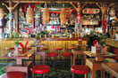 Tiki Bar: Το Κουκάκι έχει τροπικά vibes από το πρωί μέχρι αργά τη νύχτα