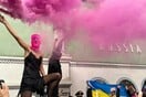 «Η τέχνη της Ρωσίας είναι αίμα»: Οι Pussy Riot μπλόκαραν το ρωσικό περίπτερο στη Βενετία