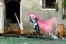 Το παιδί-μετανάστης του Banksy επιστρέφει στη Βενετία — αυτή τη φορά πάνω στο νερό