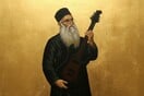 Είναι παπάς. Έβγαλε metal δίσκο. Έγινε σταρ σε μια νύχτα.