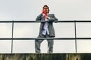 Ο Joe Bloom έβαλε ένα κόκκινο τηλέφωνο σε μια γέφυρα και έκανε το internet να ακούσει ιστορίες