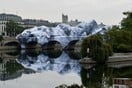 Ο JR μετατρέπει την παλαιότερη γέφυρα του Παρισιού σε γιγαντιαία σπηλιά