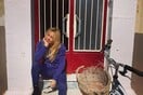 Η Γωγώ Μαστροκώστα και η Ελλάδα που έμαθε να κοιτάζει πρώτα το σώμα