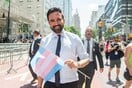 Ο Ζόχραν Μαμντάνι γεμίζει τη Νέα Υόρκη με αφίσες υπέρ των τρανς δικαιωμάτων