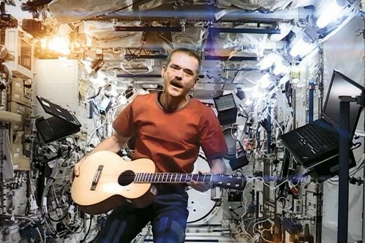 O αστροναύτης που τραγούδησε το 'Space Oddity' στον διαστημικό σταθμό ISS, αποχαιρετά τον David Bowie