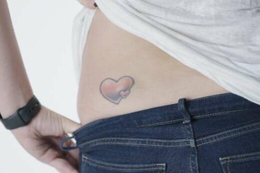 Γυναίκες αποκαλύπτουν τα τατουάζ που έχουν χαμηλά στη μέση τους