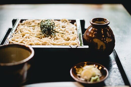 Soba noodles, ρέγγες τουρσί και «γουρουνάκια» αμυγδαλόπαστας- Τα πιάτα της πρωτοχρονιάς σε άλλες χώρες
