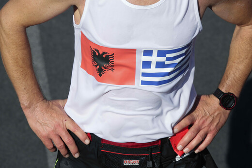 Μπλούζα με ελληνική και αλβανική σημαία