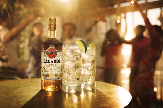 Δοκιμάζοντας τα πιο legendary Bacardi cocktails του Πατρινού Καρναβαλιού