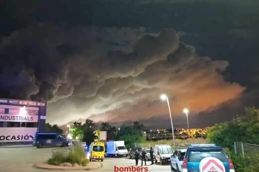 Τογικό νέφος «πνίγει» Καταλονία έπειτα απο φωτιά σε βιομηχανική αποθήκη
