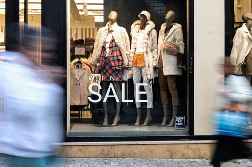 Χειμερινές εκπτώσεις 2026: «Πρεμιέρα» αύριο - Ποιες Κυριακές λειτουργούν τα καταστήματα