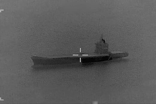 Π0όλεμος στη Μέση Ανατολή: Η επιχείρηση «Epic Fury» σφυροκοπά το ιρανικό ναυτικό - Η στιγμή που βυθίζουν αεροπλανοφόρο