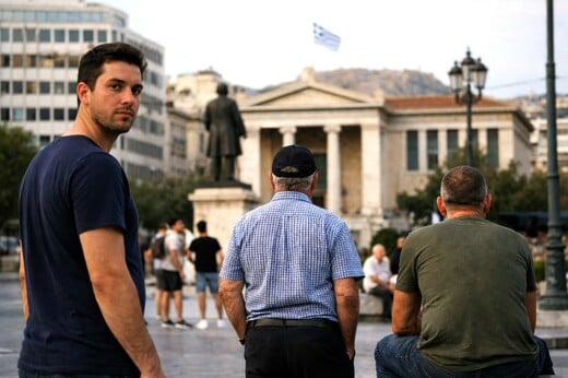 Τι δείχνει νέα έρευνα για την Ελλάδα: οι άνδρες εμφανίζονται πολύ πιο αρνητικοί από τις γυναίκες απέναντι στην ομοφυλοφιλία