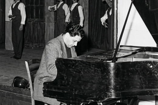 Μάνος Χατζιδάκις: Ποιο είναι το πρώτο και ποιο το σπανιότερο άλμπουμ του;