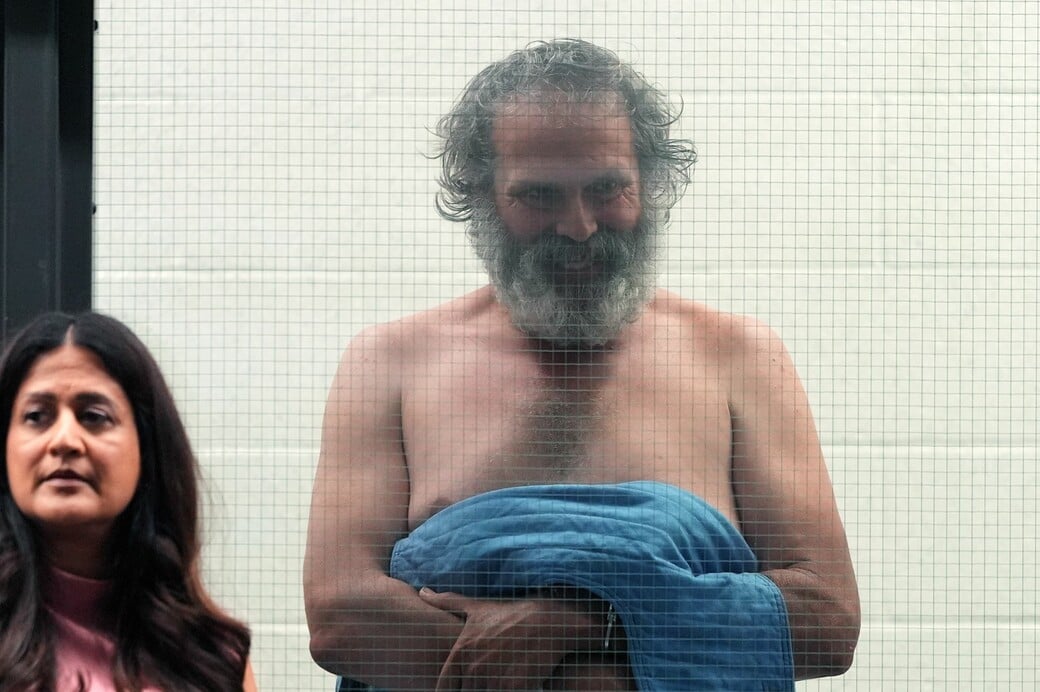 Τζένιφερ Άνιστον: Χωρίς μπλούζα ο stalker της στο δικαστήριο