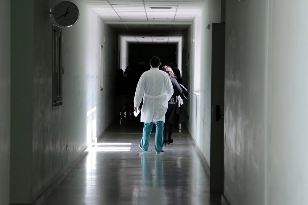 Λάρισα: «Δεν έπρεπε να έρθουμε γιατί είδαν τις πληγές, φοβάμαι μην καλέσουν την πρόνοια» έλεγε η 32χρονη μητέρα