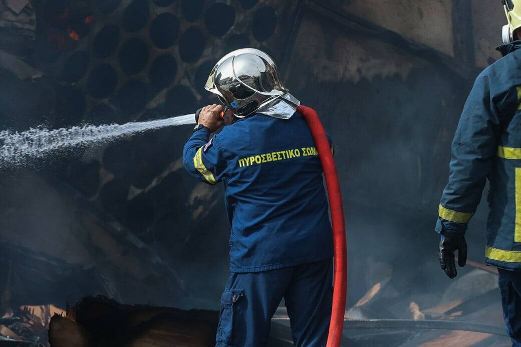 Φωτιά τώρα στον Πειραιά πίσω από το «Καραϊσκάκης»
