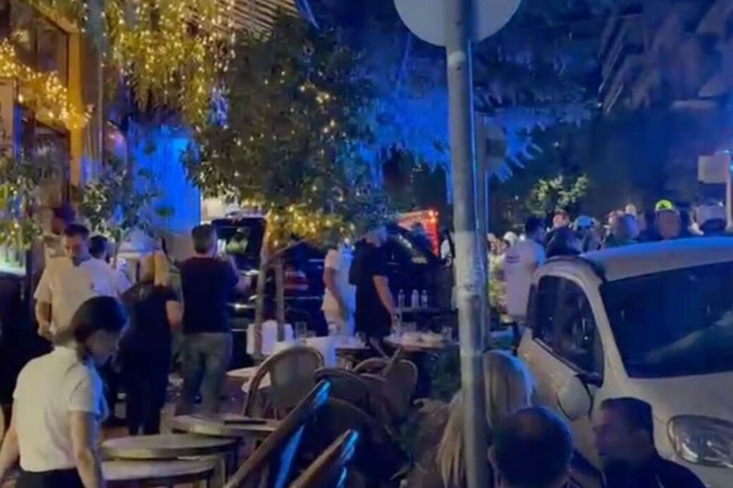 Αυτοκίνητο έπεσε σε κατάστημα εστίασης στο Κολωνάκι
