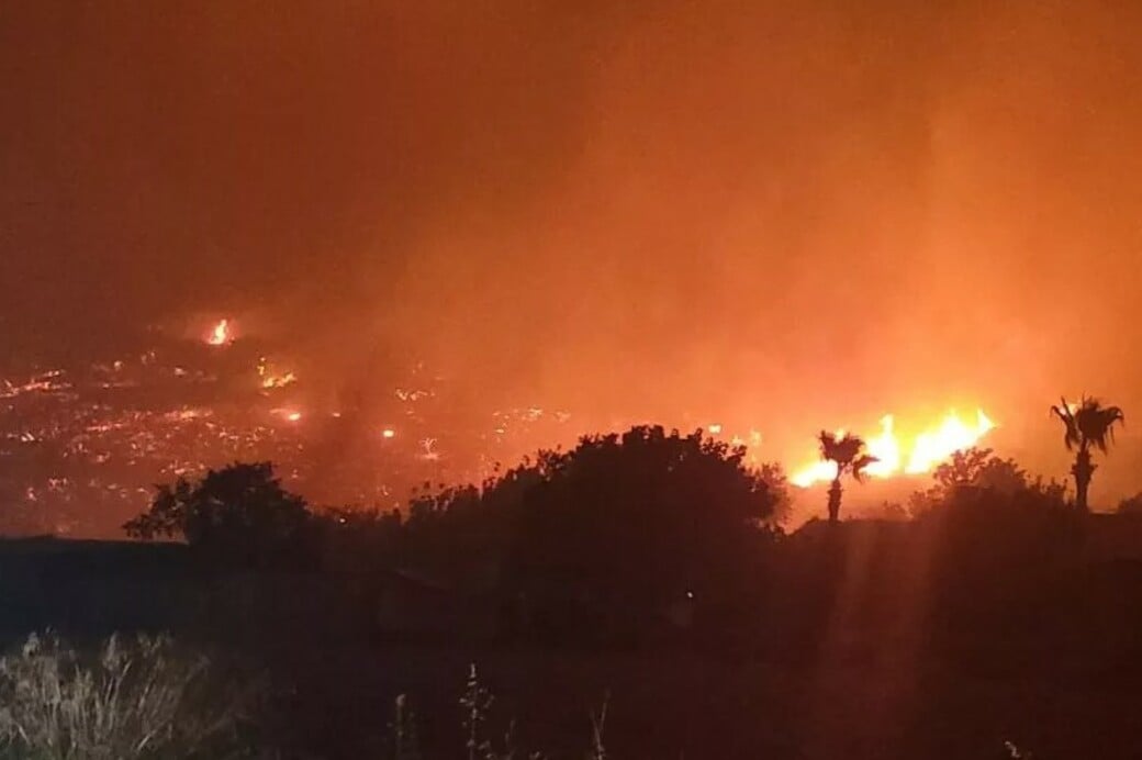 Φωτιά στην Κύπρο: Δύο νεκροί και δεκάδες σπίτια στις φλόγες