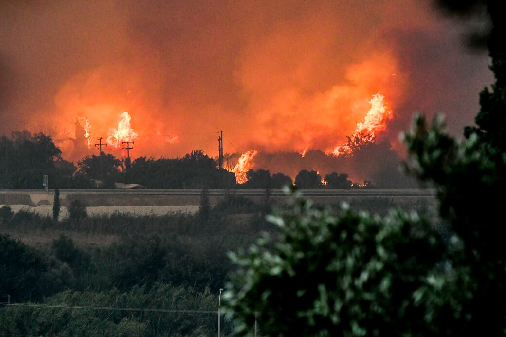 Φωτιές τώρα: Εκτός ελέγχου τα μέτωπα σε Αχαΐα, Μέγαρα, Πρέβεζα, Χίο και Ζάκυνθο