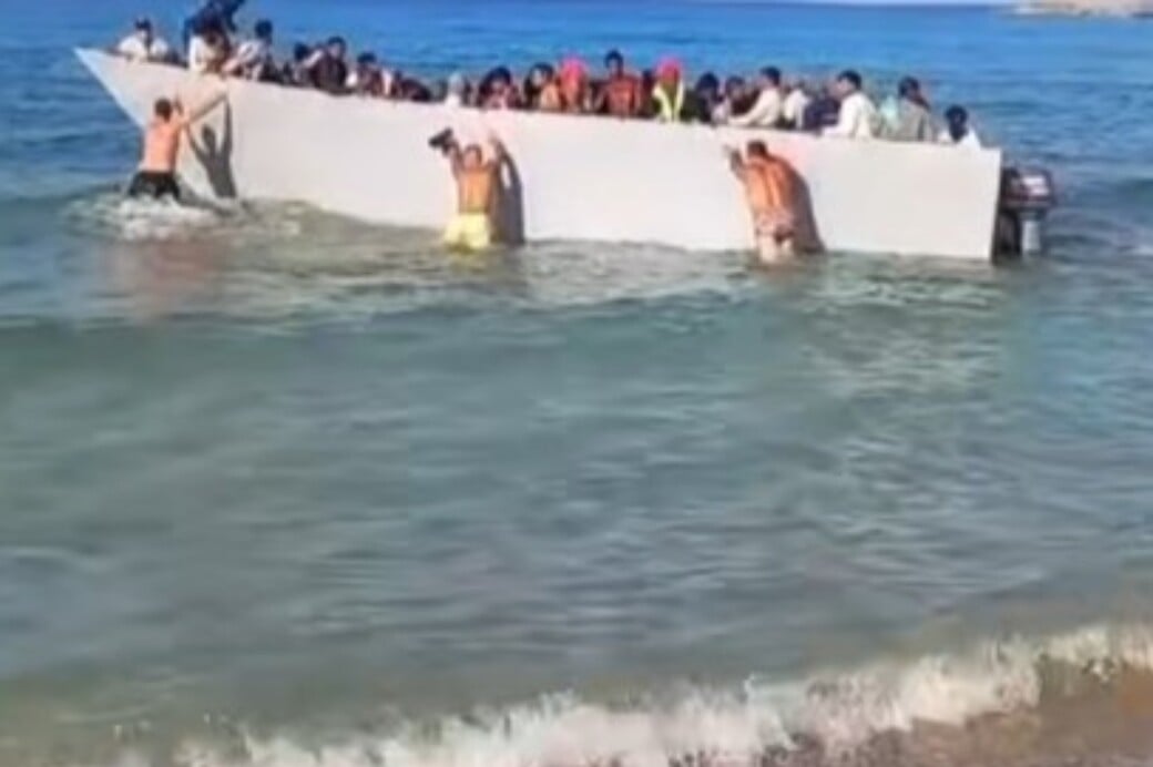 Βίντεο από Γαύδο: Λουόμενοι σπρώχνουν πίσω στη θάλασσα βάρκα με μετανάστες