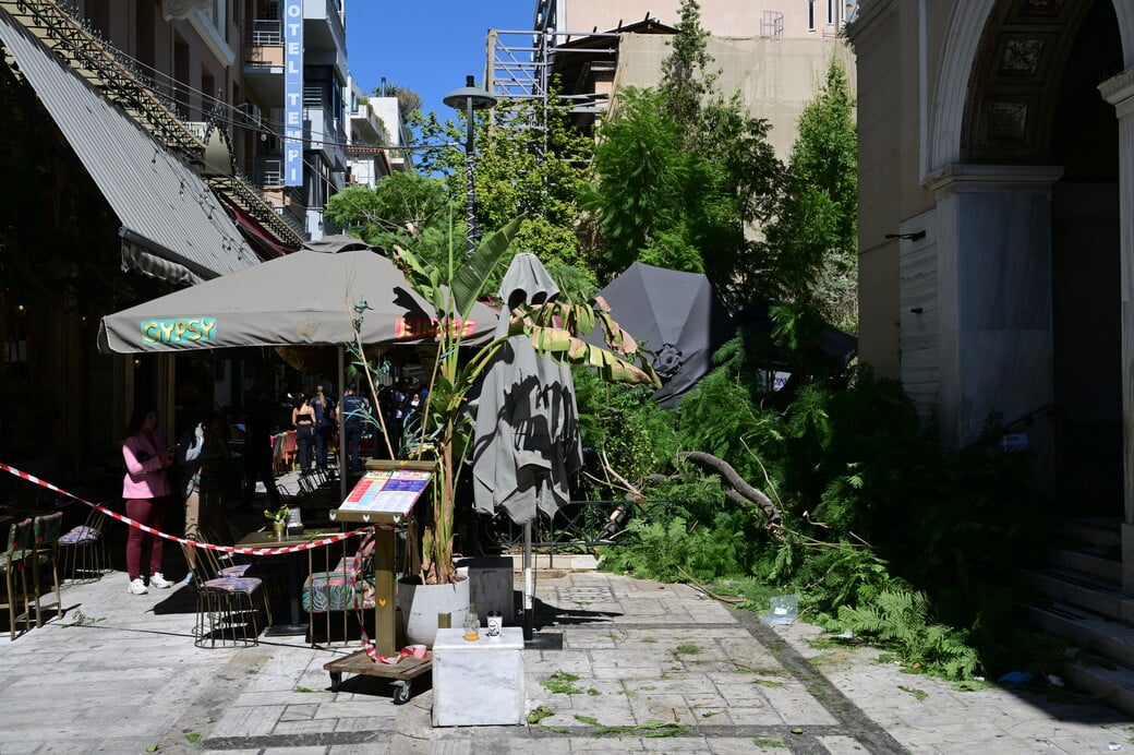 Πτώση μεγάλου δέντρου στο κέντρο της Αθήνας - Δύο τραυματίες 