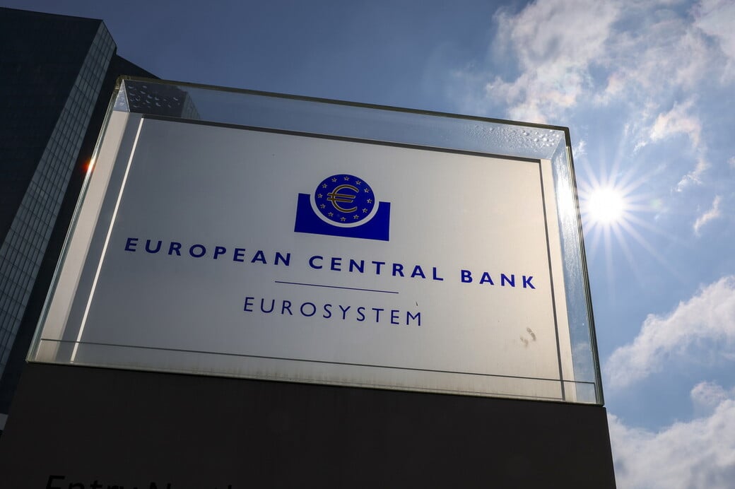 H ΕΚΤ συμβουλεύει τον κόσμο: «Κρατήστε μετρητά στο σπίτι»