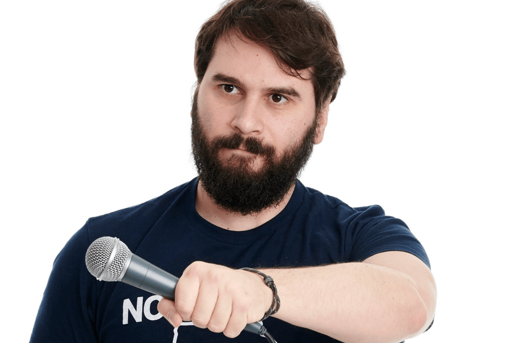 Στο πλευρό του Πάρι Ρούπου οι Έλληνες κωμικοί - Οι αναρτήσεις τους