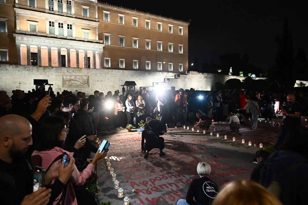 Τέμπη: Ξαναγράφτηκαν με κόκκινη μπογιά τα ονόματα των θυμάτων - Πλήθος κόσμου στο Σύνταγμα
