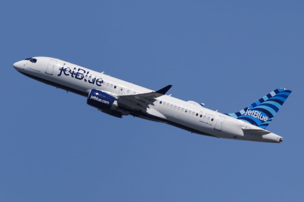 Πτήση της JetBlue έκανε απότομη «βουτιά» χιλιάδων ποδιών – 15 επιβάτες στο νοσοκομείο 