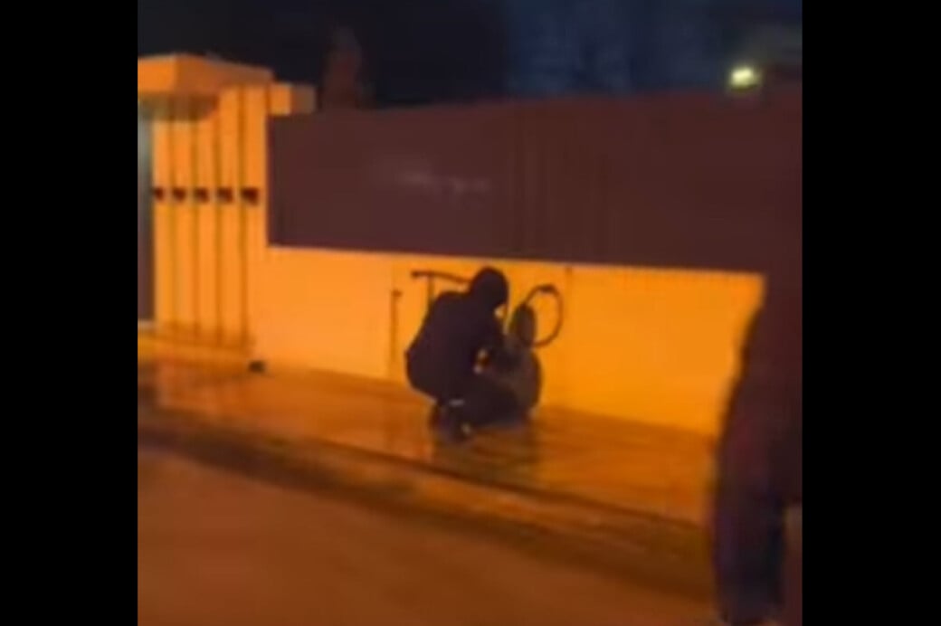 Έκρηξη στη Βιολάντα: Έφοδος του Ρουβίκωνα στο σπίτι του ιδιοκτήτη του εργοστασίου