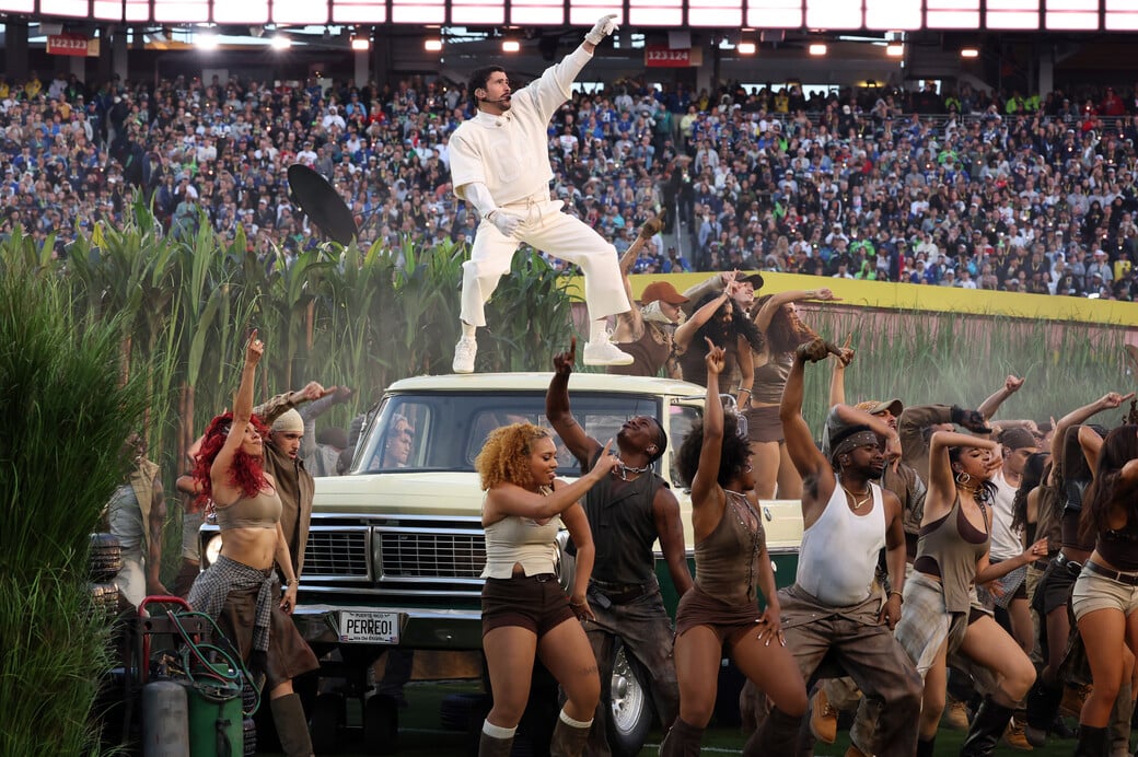 Super Bowl: Ο Bad Bunny ένωσε την Αμερική τραγουδώντας στα Ισπανικά