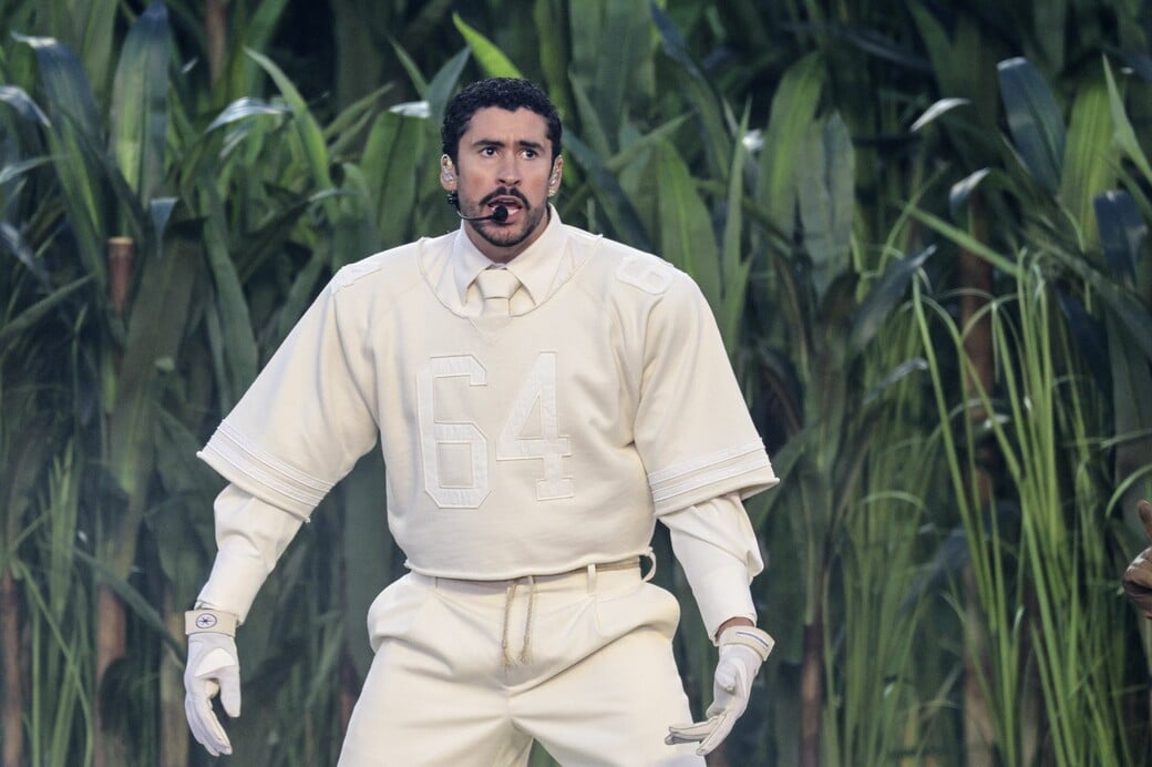 Ο Bad Bunny επέλεξε Zara outfit για το Super Bowl και όχι τυχαία