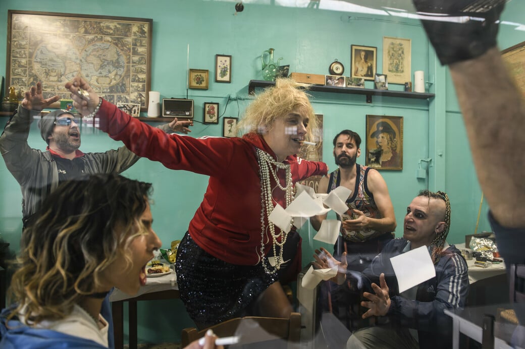 Οι πρώτες φωτογραφίες από τον «Σωσμένο» του Έντουαρντ Μποντ με τον Βασίλη Μπισμπίκη και τη Λένα Κιτσοπούλου 