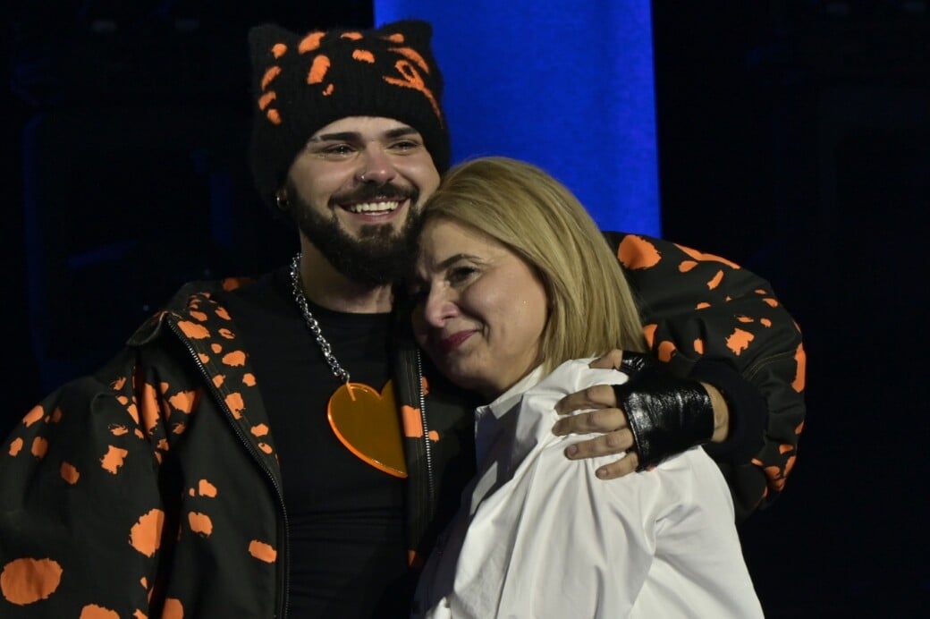 Ο Αkylas με τη μητέρα του στη σκηνή του Sing for Greece: Μια συγκινητική στιγμή 