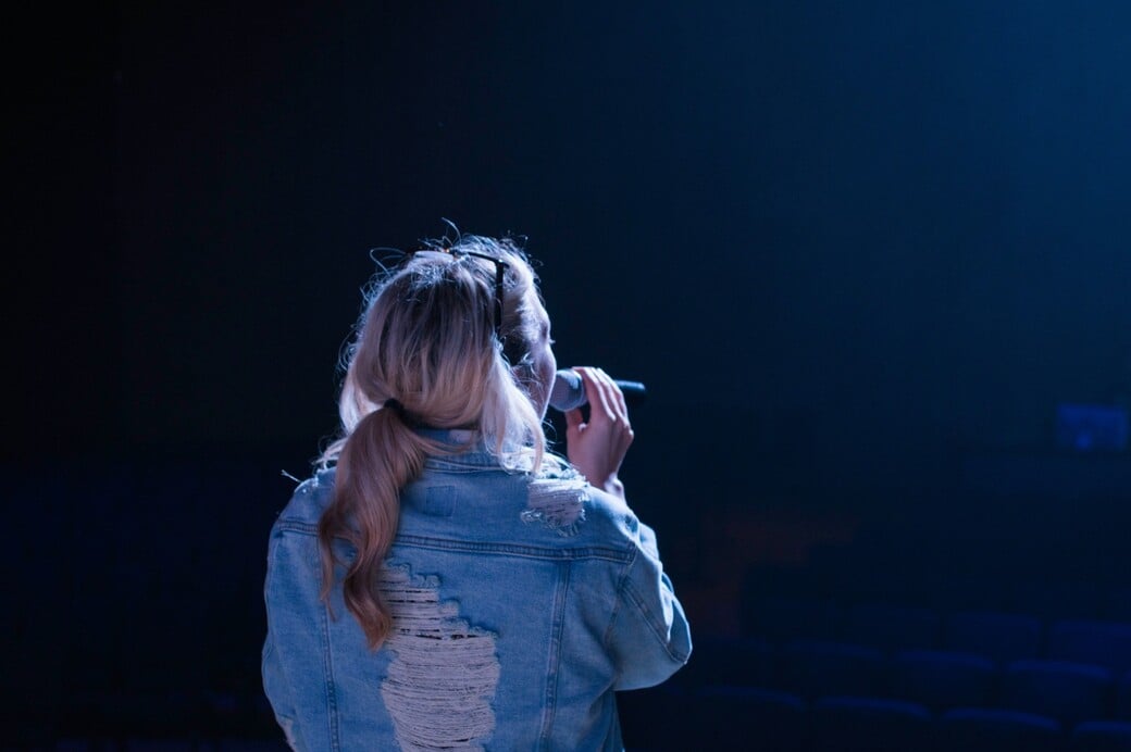 ΤΡΑΓΟΥΔΙΣΤΡΙΑ ΣΥΛΛΗΨΗ ΚΟΛΩΝΑΚΙ ΜΕΘΥΣΜΕΝΗ ΟΔΗΓΗΣΗ