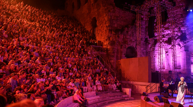 Τάνια Τσανακλίδου: 50 καλοκαίρια και χειμώνες