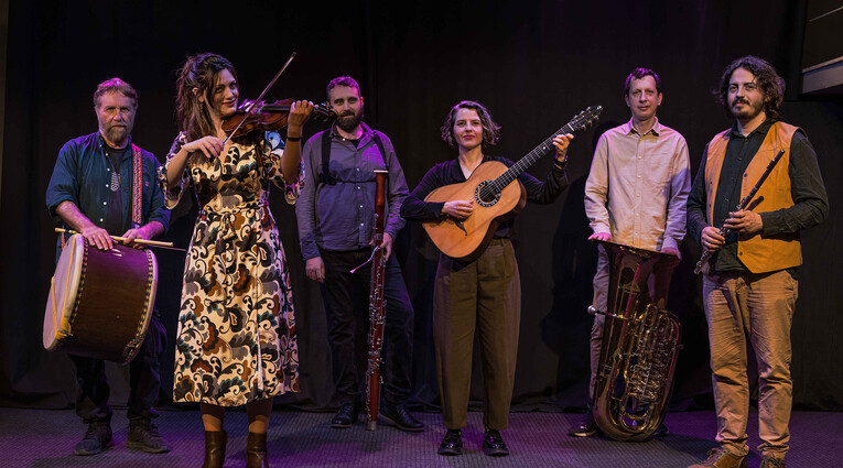 Alcedo Folk Band: Τραγούδια από πατρίδες χωρίς σύνορα