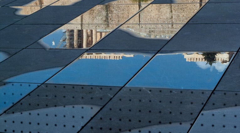 Μαρία Λουτζακλή: Τι βλέπουν τα αγάλματα