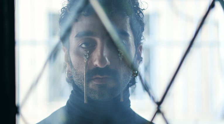 Κάπου περνούσε μια φωνή