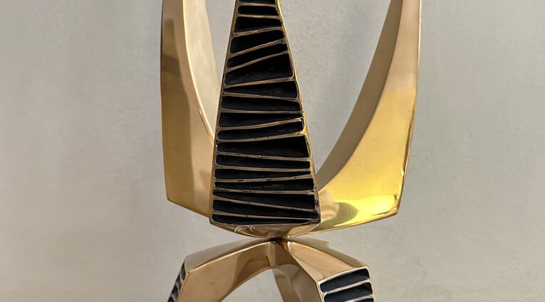 Μεταξύ Κενού και Ύλης