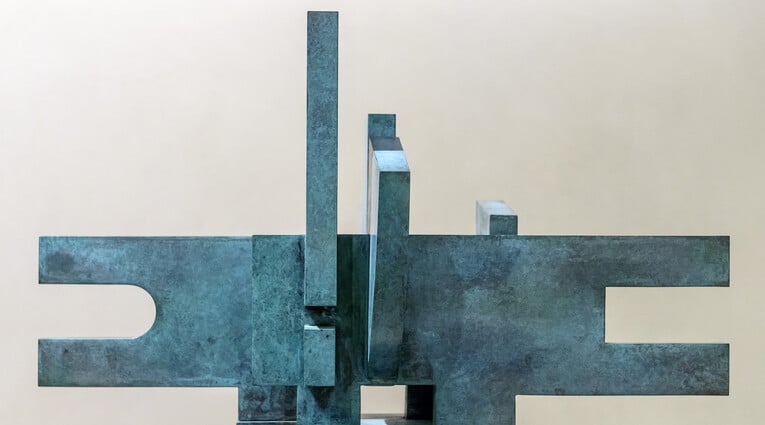 Μεταξύ Κενού και Ύλης