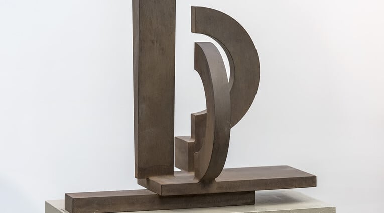 Μεταξύ Κενού και Ύλης