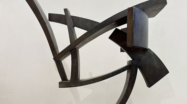 Μεταξύ Κενού και Ύλης