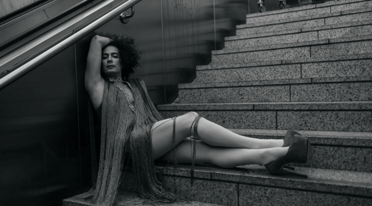 Άζζα-Μια γαζέλα, σ' ένα κόσμο λιονταριών