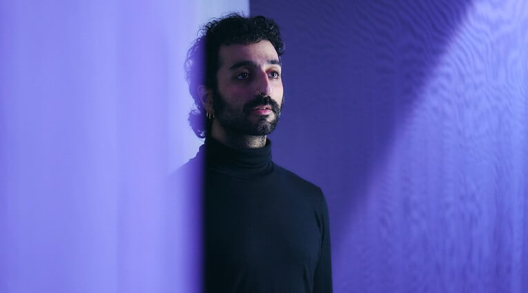 Κάπου περνούσε μια φωνή