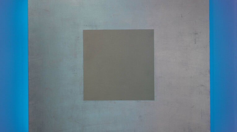 Stephen Antonakos: Υστερόγραφα Χρόνου και Χώρου