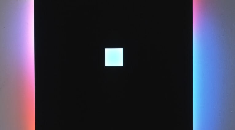 Stephen Antonakos: Υστερόγραφα Χρόνου και Χώρου